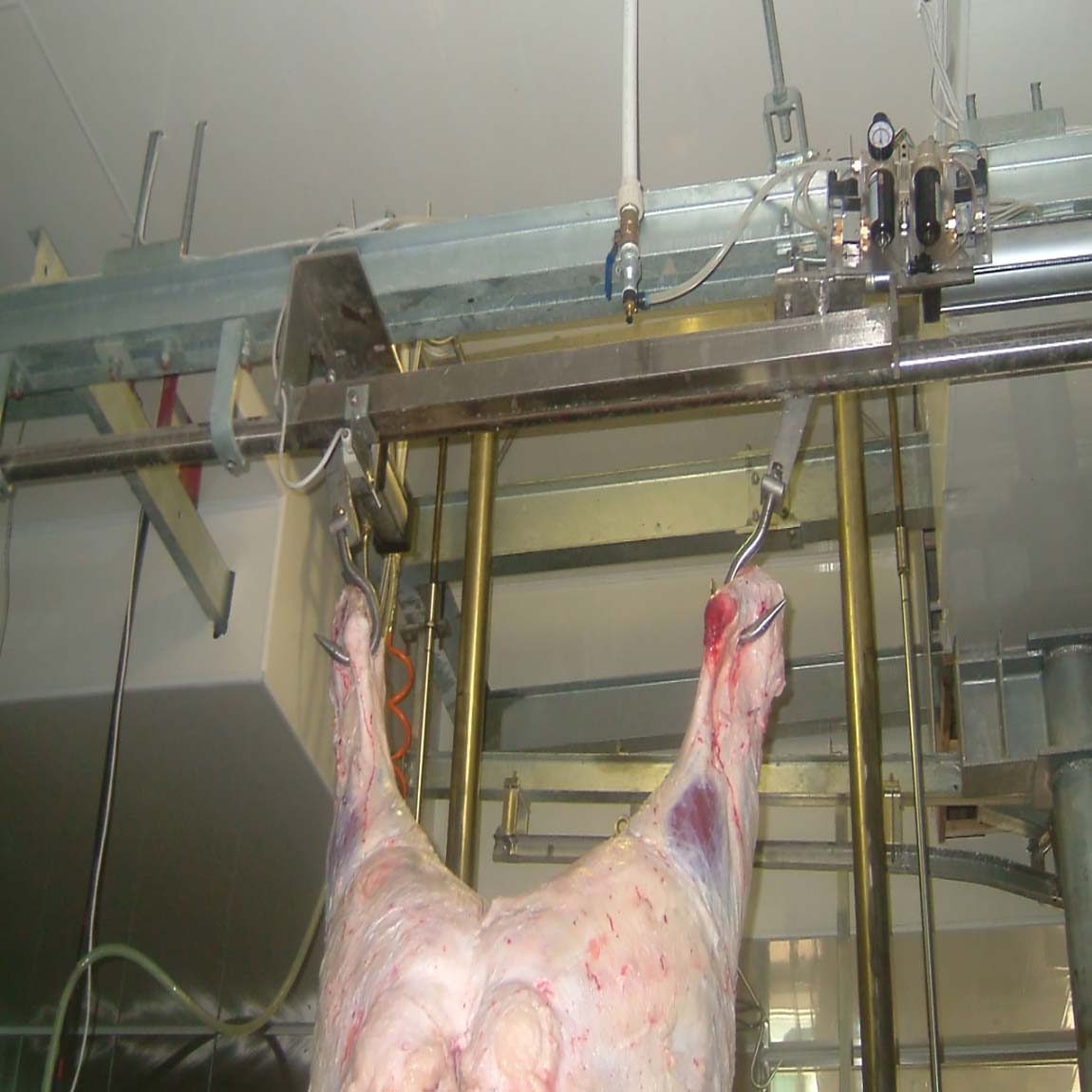 Cow leg support device